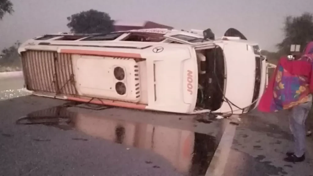 कुंभ स्नान के लिए जा रहे श्रद्धालुओं से भरा वाहन पलटा, पूर्वोत्तर के एक दर्जन यात्री घायल
