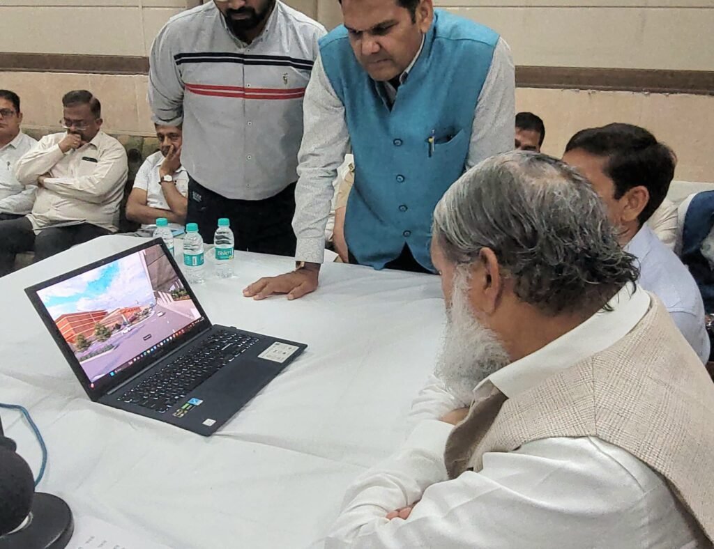 कैबिनेट मंत्री अनिल विज ने अम्बाला छावनी में विभिन्न विकास कार्यों को लेकर जिले के अधिकारियों के साथ समीक्षा बैठक की