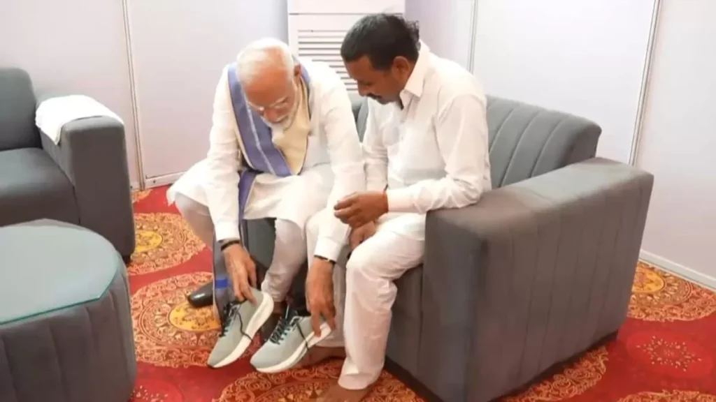 कौन हैं रामपाल कश्यप? जिन्हें PM मोदी ने अपने हाथों से पहनाए जूते, पढ़ें क्यों 14 साल से चल रहे थे नंगे पांव