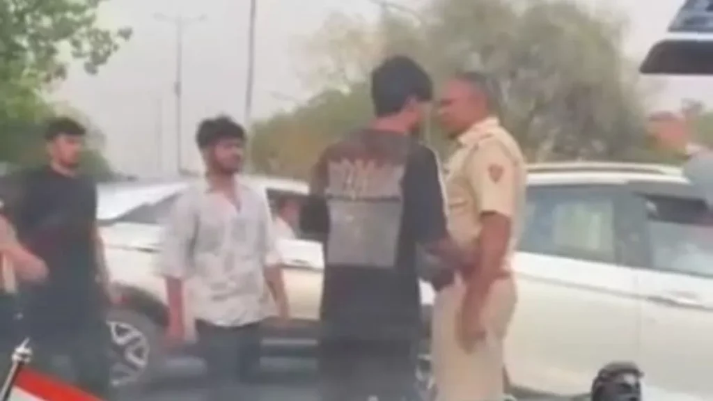 पुलिस से हाथापाई कर फाड़ी वर्दी, मोबाइल छीनने की भी कोशिश; Faridabad में युवकों ने जमकर मचाया आतंक