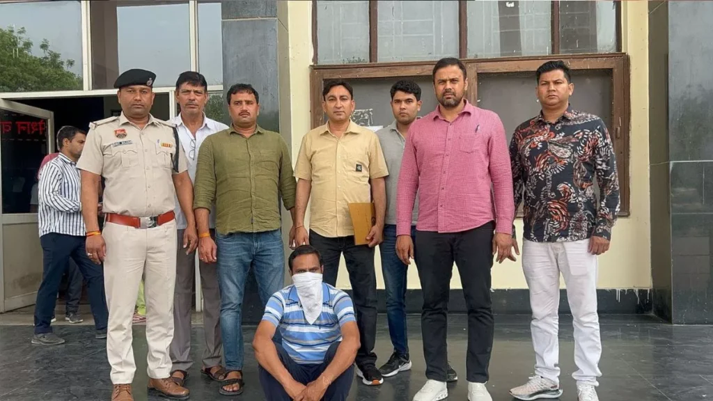 8 लाख की लूट का सनसनीखेज खुलासा, पुलिस के सामने रोया था मैनेजर; अब सच्चाई जान उड़े होश