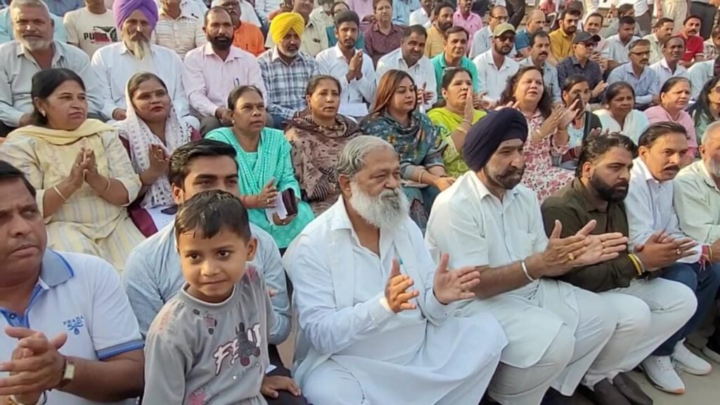 कैबिनेट मंत्री अनिल विज ने सुभाष पार्क के ओपन एयर थियेटर में जनता को शपथ दिलवाई तथा सीढ़ियों पर दर्शकों के साथ बैठ देशभक्ति गीतों को सुना
