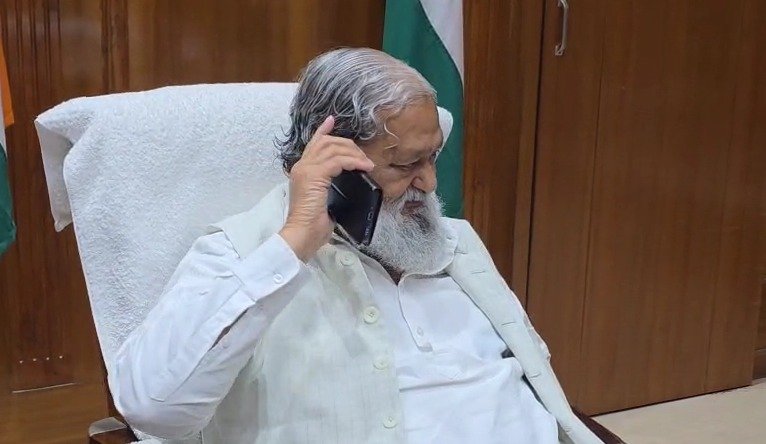 ऊर्जा मंत्री अनिल विज ने पंजाब के पूर्व मंत्री मनोरंजन कालिया के घर पर हुए धमाके के संबंध में की टेलीफोन पर बातचीत की, ढांडस बंधवाया