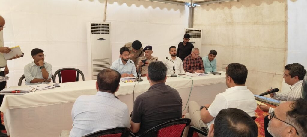डीसी ने 14 अप्रैल गांव कैल में प्रधानमंत्री नरेंद्र मोदी के शिलान्यास कार्यक्रम को लेकर अधिकारियों की ली समीक्षा बैठक।