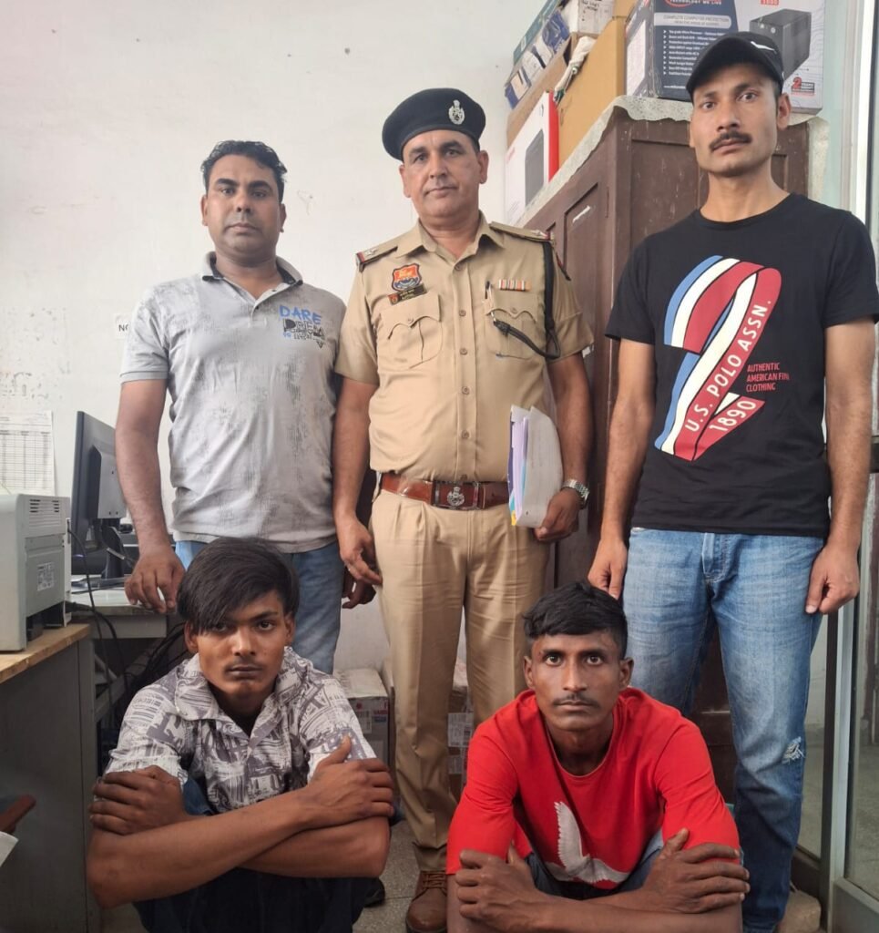 थाना महेशनगर में दर्ज स्नैचिंग के मामले में दो आरोपी गिरफ्तार, बैग,सामान व वारदात में प्रयुक्त मोटरसाईकिल बरामद
