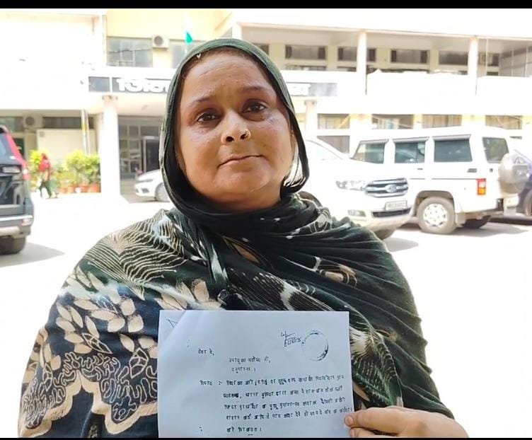 परिवार पहचान पत्र में आवेदक के निवेदन पर मृतक को किया गया जीवित