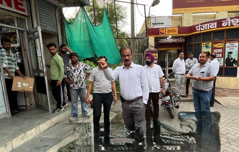 सिविल लाइन पर चलाया अतिक्रमण हटाओ अभियान, सड़क पर रखा सामान जब्त, चार के काटे चालान
