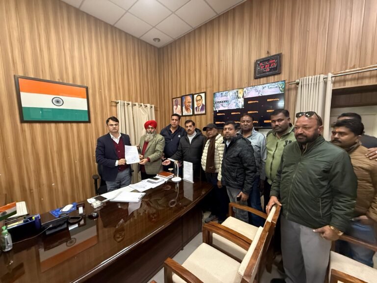 प्रॉपर्टी आईडी की समस्याओं को लेकर प्रॉपर्टी डीलर्स एंड बिल्डर्स एसोसिएशन ने ईओ से की मुलाकात