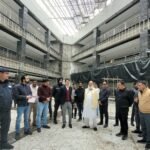 अटल मॉल एंड बैंक स्क्वेयर में शोरूमों की जानकारी लेने के लिए रोजाना पहुंच रहे सैकड़ों लोग