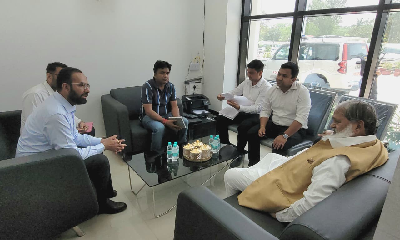 ऊर्जा मंत्री अनिल विज डोमेस्टिक एयरपोर्ट अम्बाला छावनी का निरीक्षण करते हुए अधिकारियों से चर्चा की